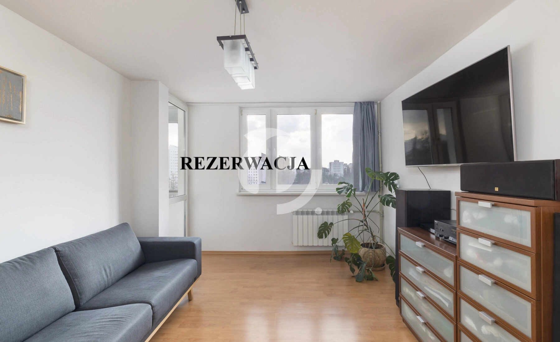 3 pokoje+balkon, oddzielna kuchnia. 450m do metra