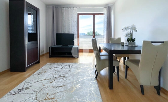 3-pokoje, oddzielna widna kuchnia, balkon, parking