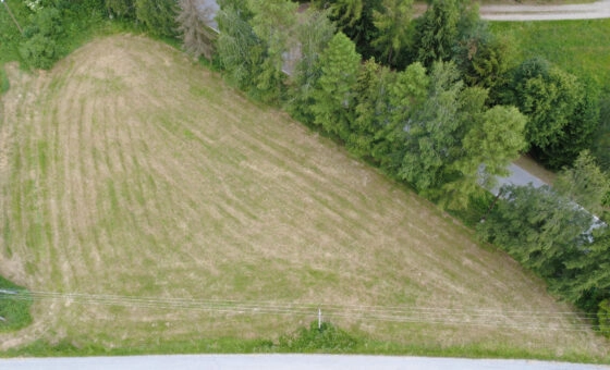 Płaska działka ponad 18a, z mediami, przy drodze