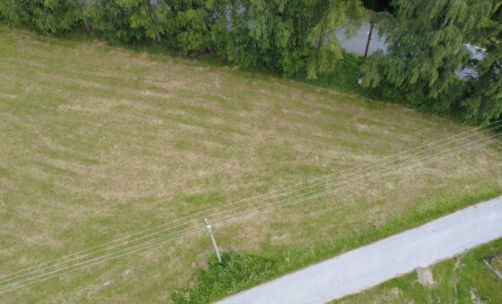 Płaska działka ponad 18a, z mediami, przy drodze