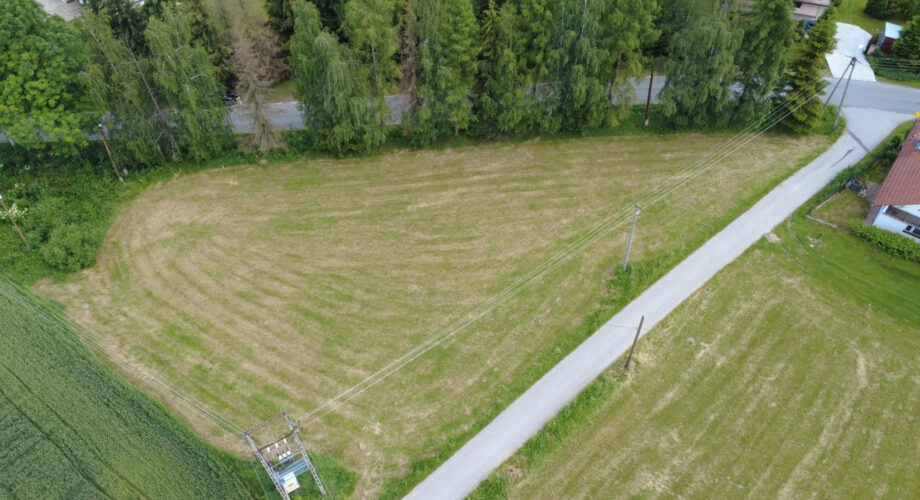 Płaska działka ponad 18a, z mediami, przy drodze
