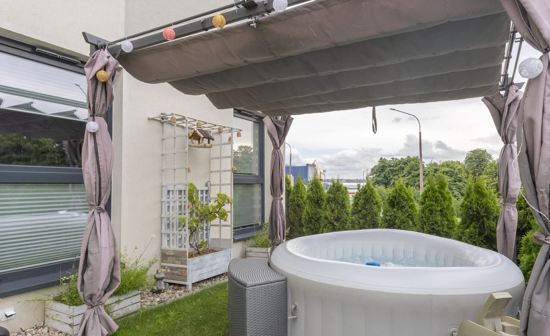 4 pok. słoneczne mieszkanie z ogródkiem i jacuzzi
