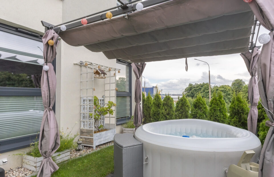 4 pok. słoneczne mieszkanie z ogródkiem i jacuzzi