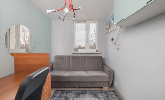 3 pokoje+balkon, oddzielna kuchnia. 450m do metra