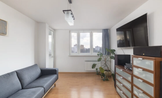 3 pokoje+balkon, oddzielna kuchnia. 450m do metra