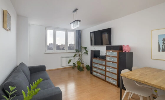 3 pokoje+balkon, oddzielna kuchnia. 450m do metra