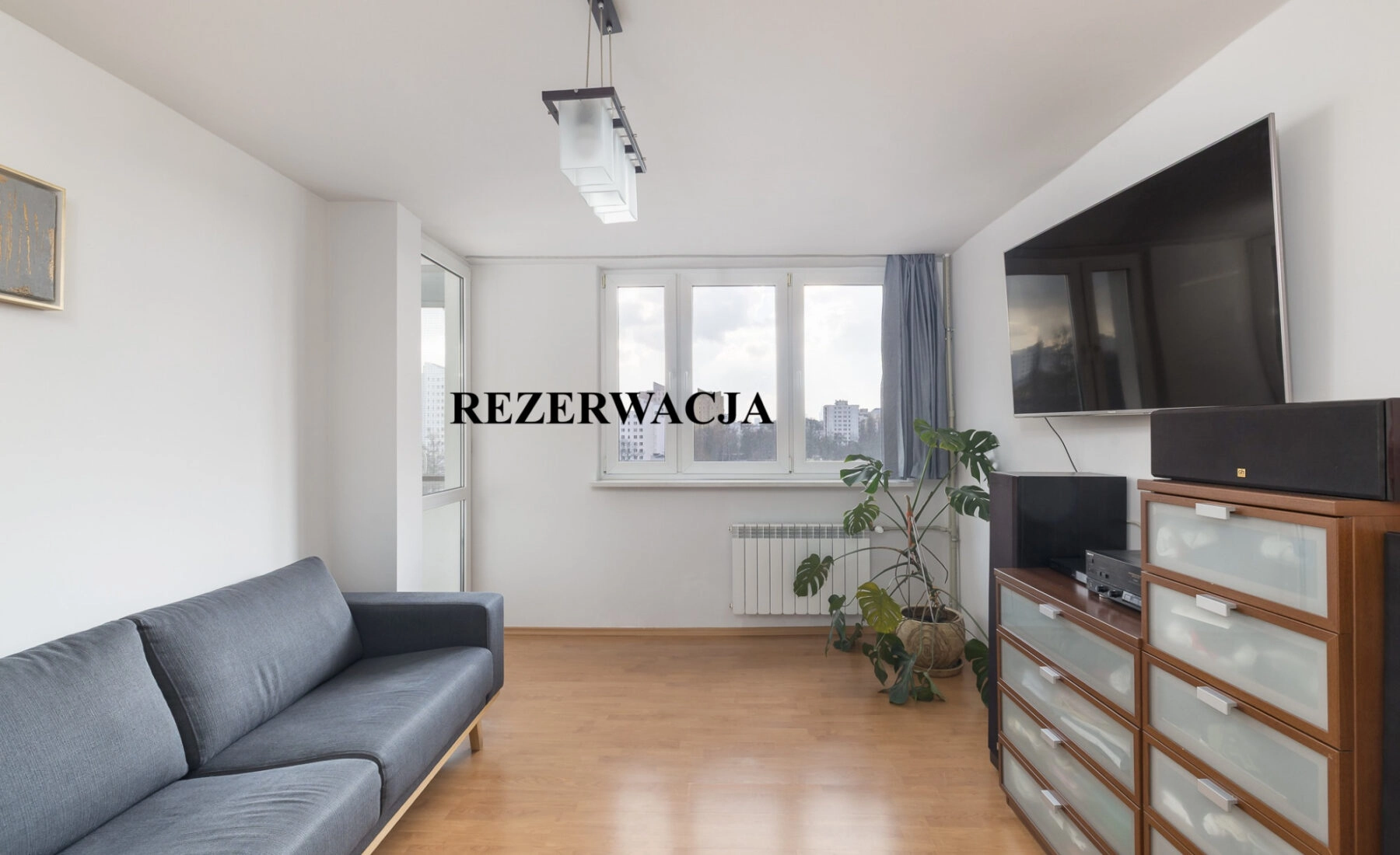 3 pokoje+balkon, oddzielna kuchnia. 450m do metra