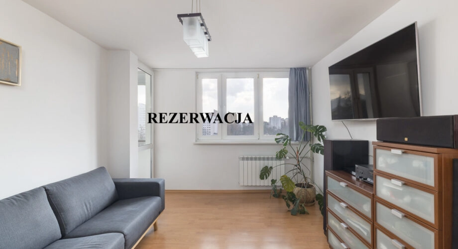 3 pokoje+balkon, oddzielna kuchnia. 450m do metra