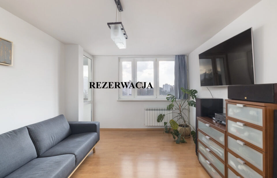 3 pokoje+balkon, oddzielna kuchnia. 450m do metra