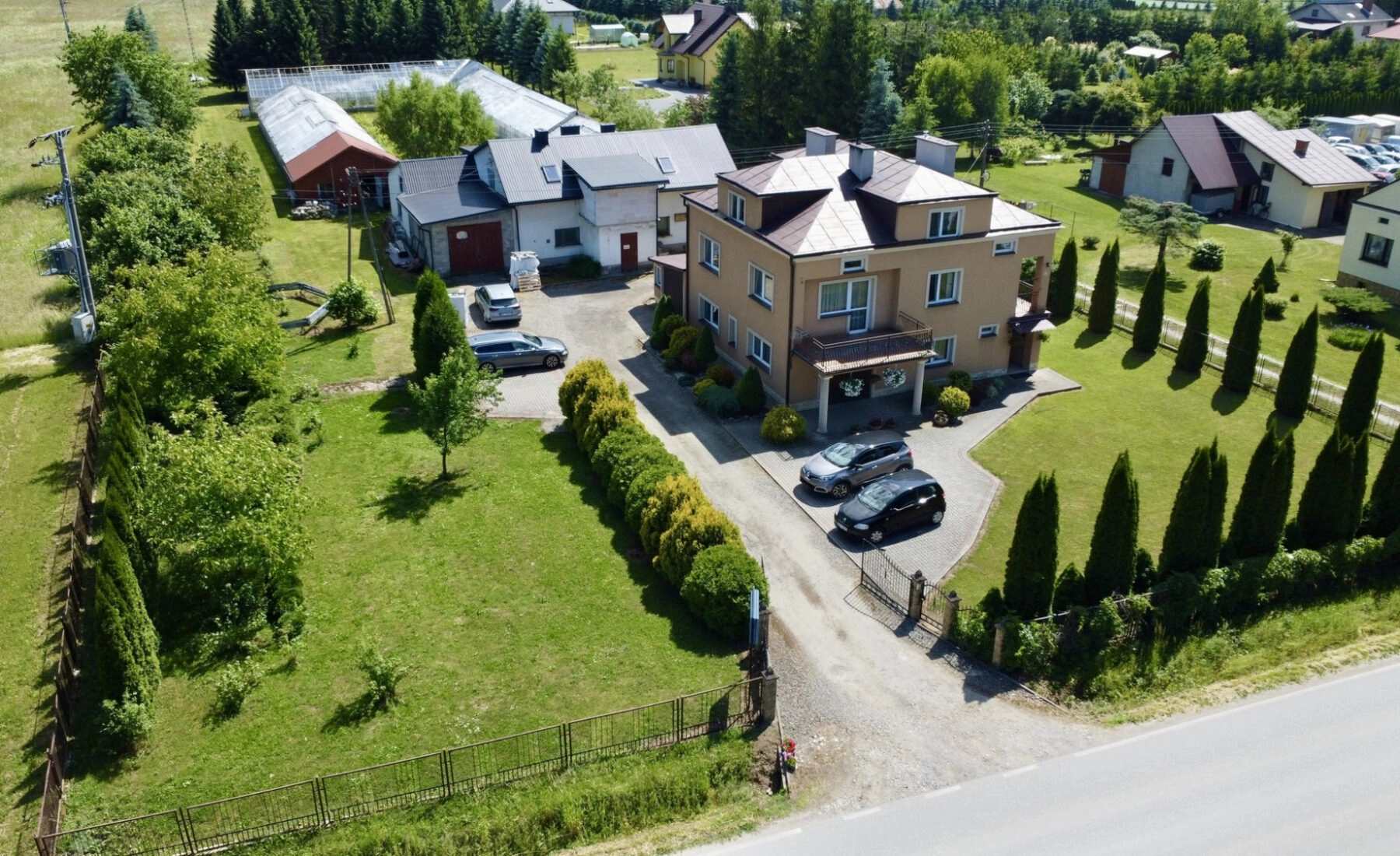 Solidny dom z budynkiem gospodarczym i szklarnią