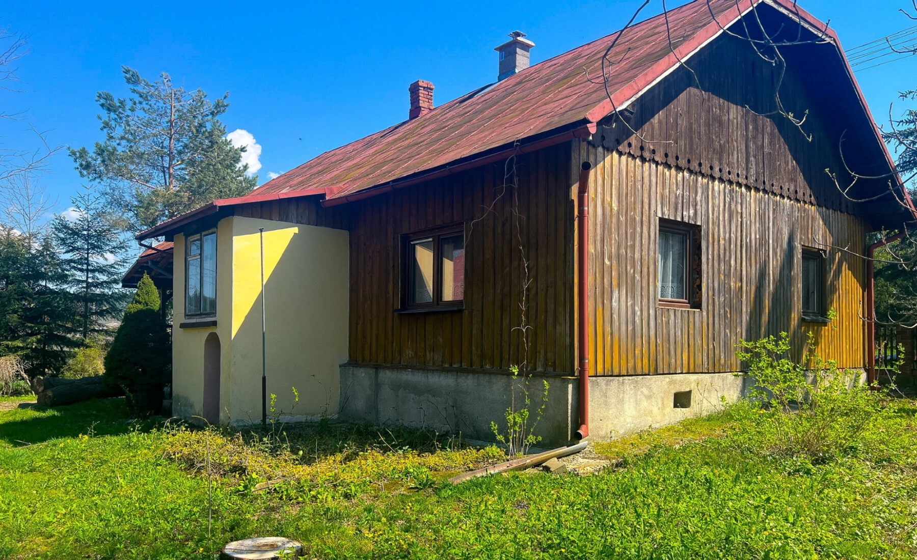 Siedlisko z drewnianym domem w Kobylanach.