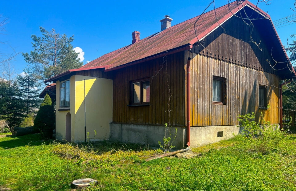 Siedlisko z drewnianym domem w Kobylanach.
