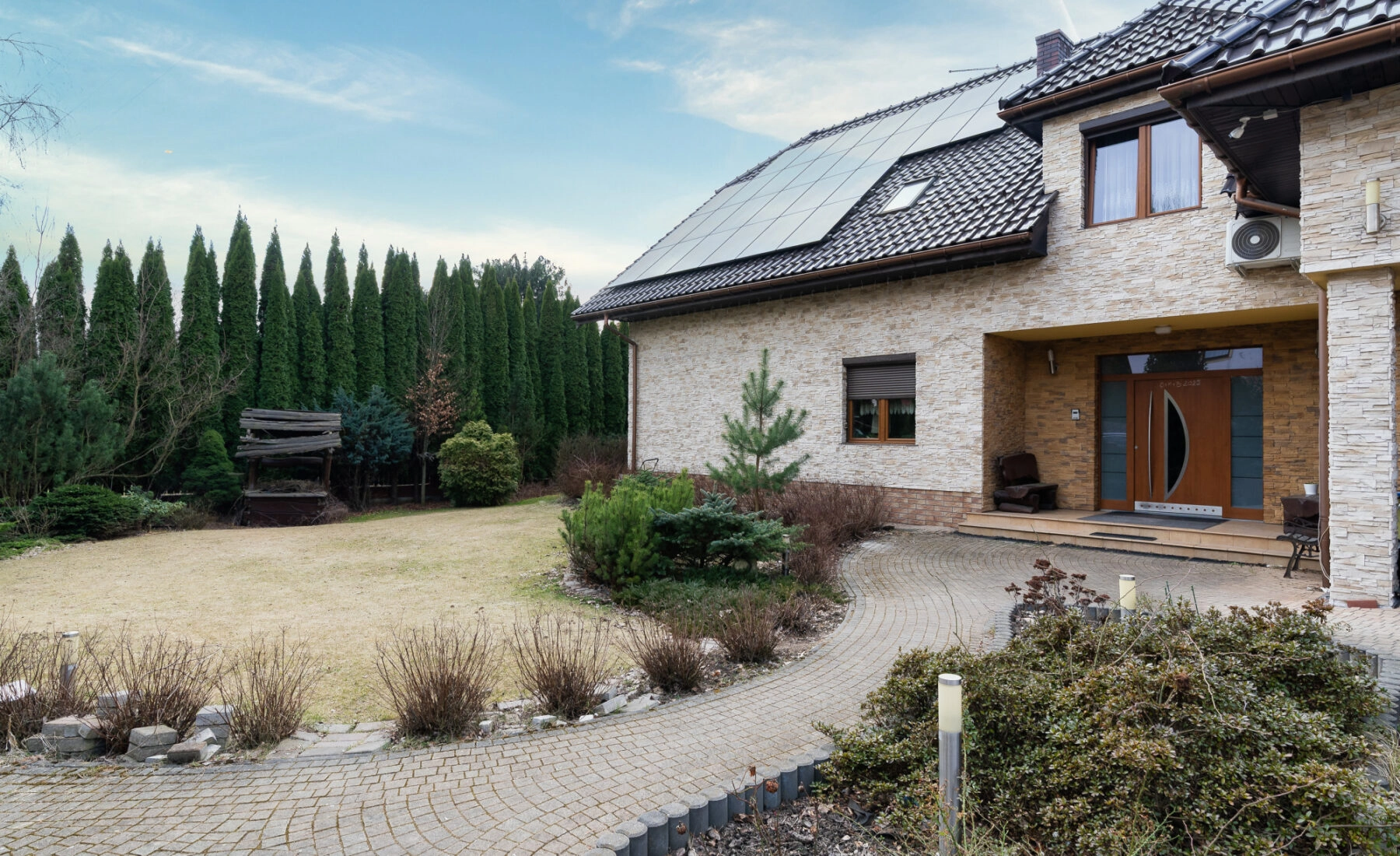 Dom 414 m² z basenem i fotowoltaiką – Kraków