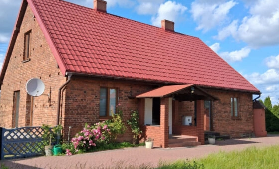 Dom z cegły w Sadowcu – okolica jezior i lasów