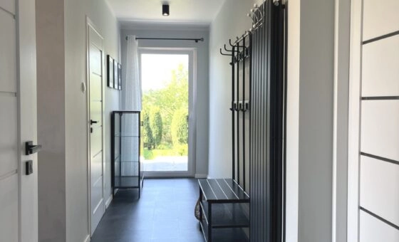 Dom z cegły w Sadowcu – okolica jezior i lasów
