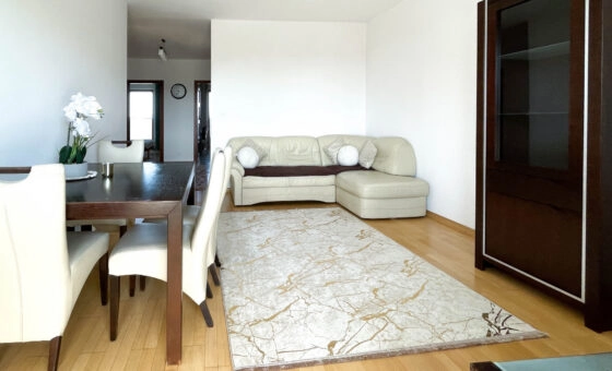 3-pokoje, oddzielna widna kuchnia, balkon, parking