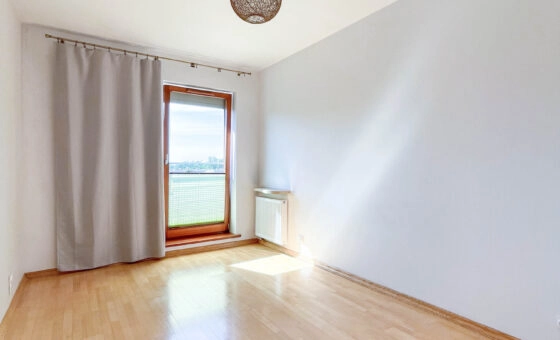 3-pokoje, oddzielna widna kuchnia, balkon, parking