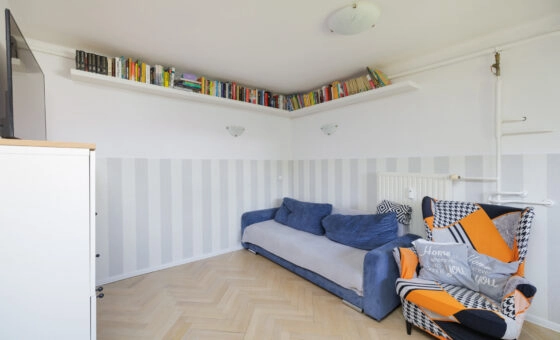 2 pokoje 27m2+8m2 dodatkowej przestrzeni.