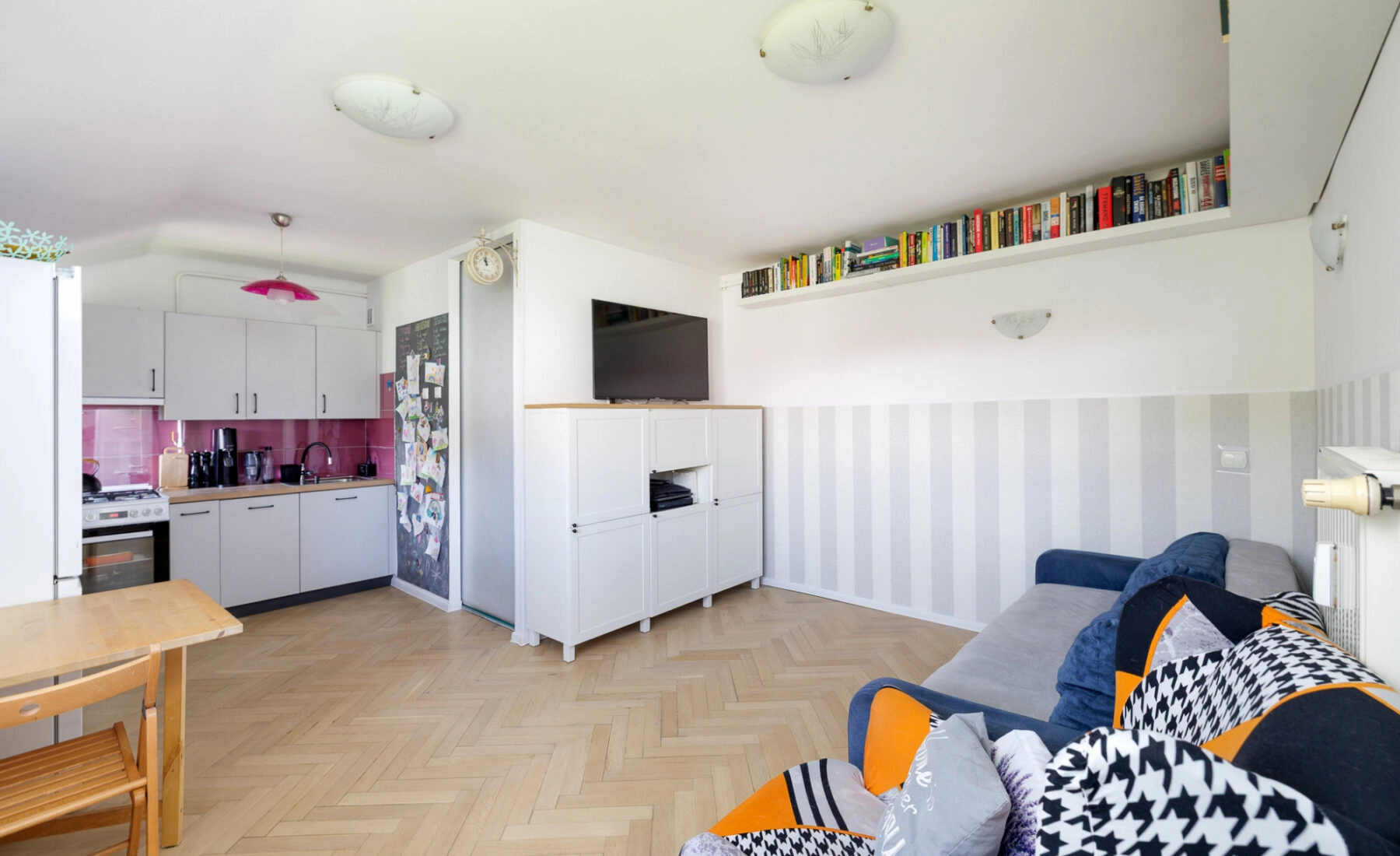 2 pokoje 27m2+8m2 dodatkowej przestrzeni.
