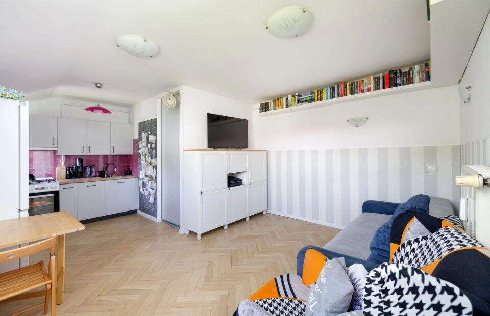 2 pokoje 27m2+8m2 dodatkowej przestrzeni.