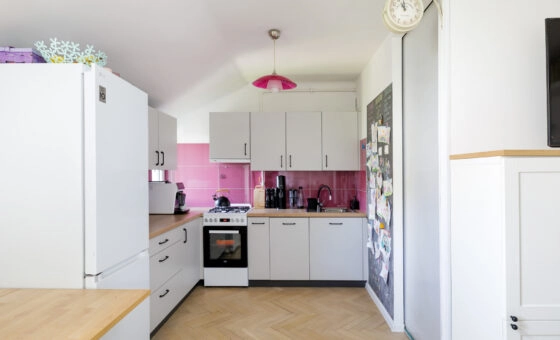 2 pokoje 27m2+8m2 dodatkowej przestrzeni.