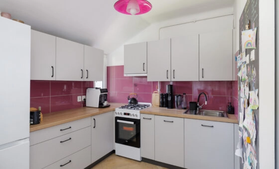 2 pokoje 27m2+8m2 dodatkowej przestrzeni.