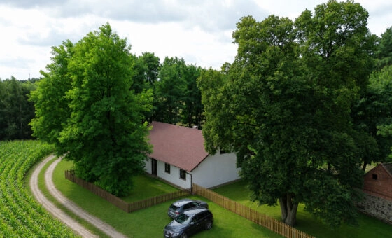 Dom otoczony zielenią w Gizałkach